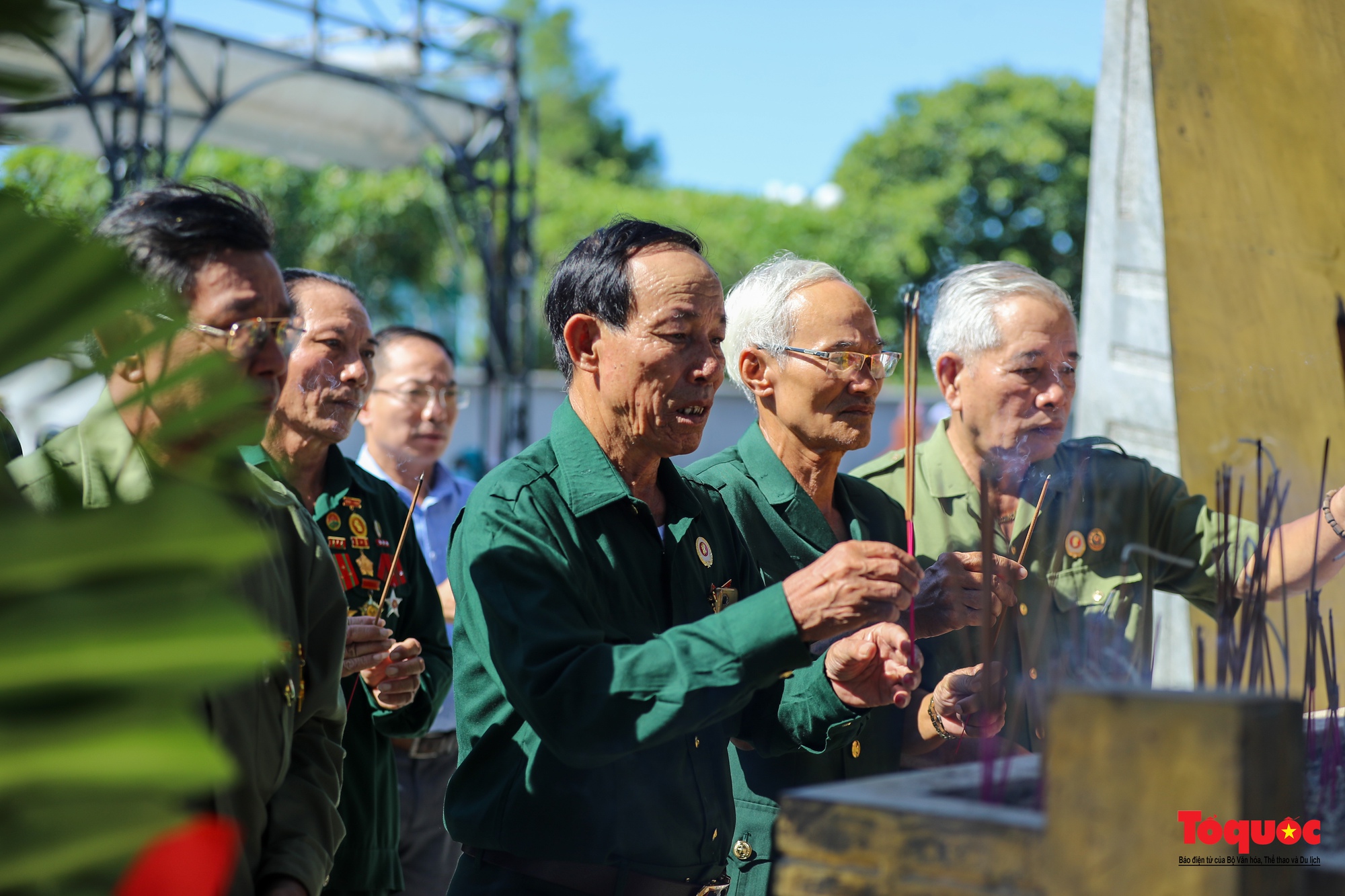 Các thành viên đoàn TNXP tỉnh Quảng Trị dâng hương tưởng nhớ các đồng đội mình đã vĩnh viễn nằm lại nơi này.